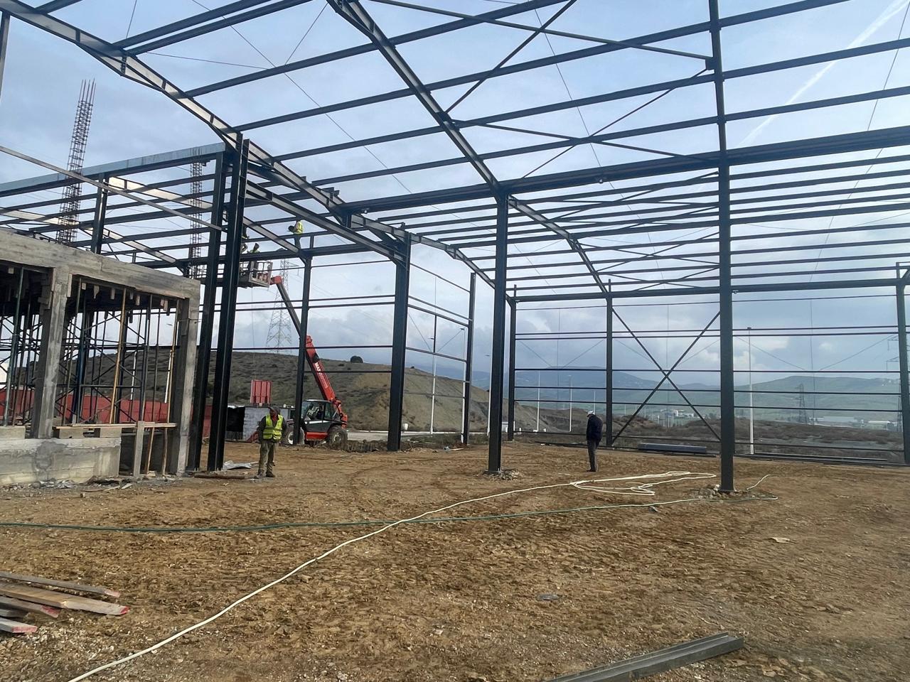 Charpente métallique hangar en construction